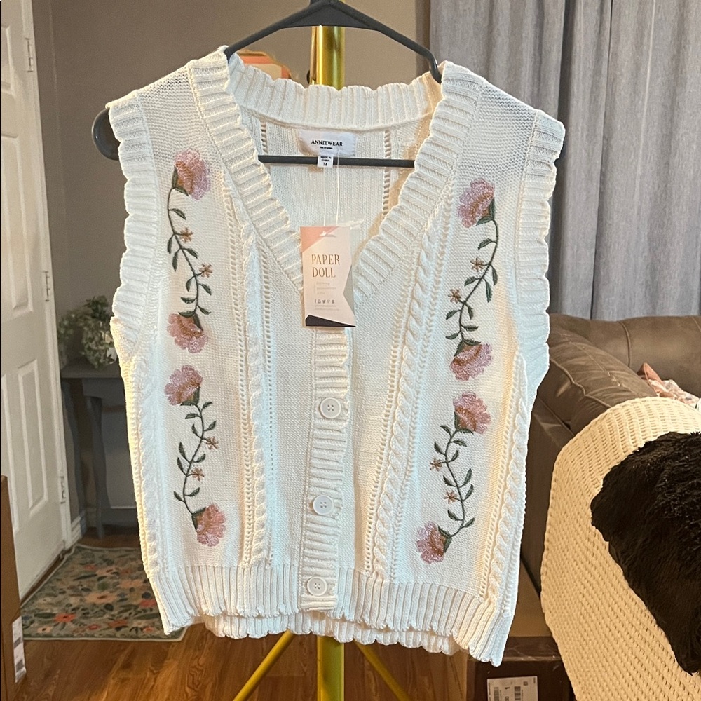 Anniewear Cream Cable-Knit Vest with Pink Floral Embroidery
